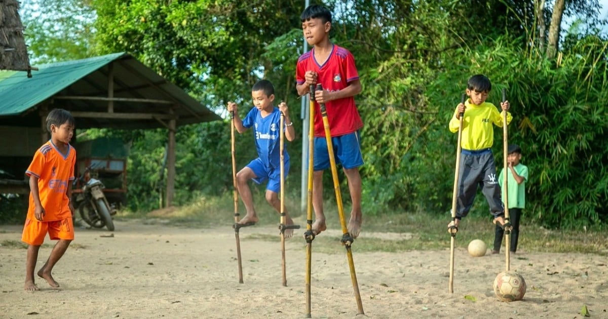 Cà Kheo (Stilt-Walking) tests your balance, coordination, and sense of humor, because falling is half the fun 